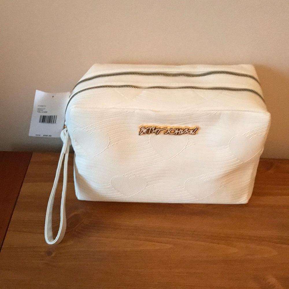 BETSEY JOHNSON CREAM DBL ZIPPERED WRISTLET 58 NWT